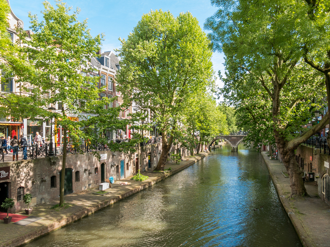 Utrecht binnenstad werfkelders langs gracht 