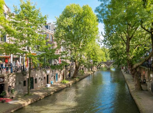 Utrecht binnenstad werfkelders langs gracht 