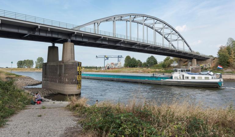 Brug met boot die er onder door vaart