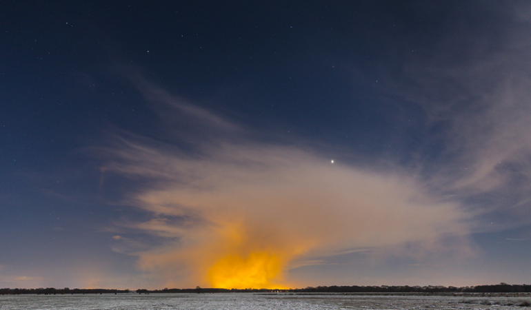Licht van kassen op bewolking - Karin Broekhuijsen Licht van kassen schijnt in de nacht op bewolking