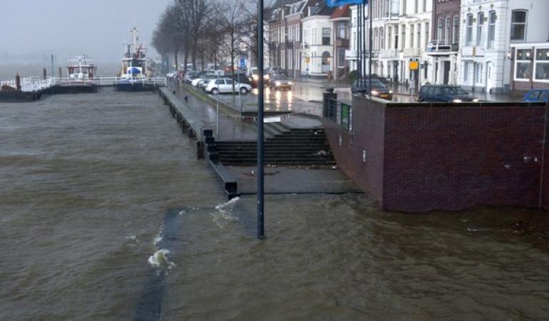 Hoge rivier met overstroomde kade