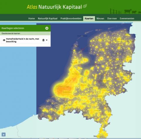 Hemelhelderheid in de nacht met bewolking