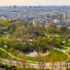 Luchtfoto van het Vondelpark met op de achtergrond Amsterdam